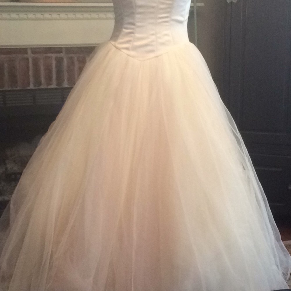Justin Alexander Sweetheart Gown and Veil. - Picture 12 of 13